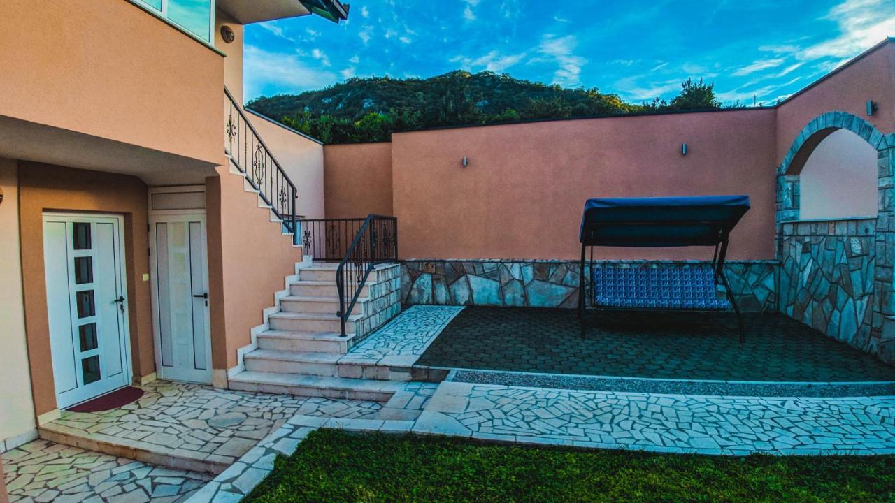Holiday Home Rozic - Villa With Private Seasonal Heated Pool Mostar Extérieur photo